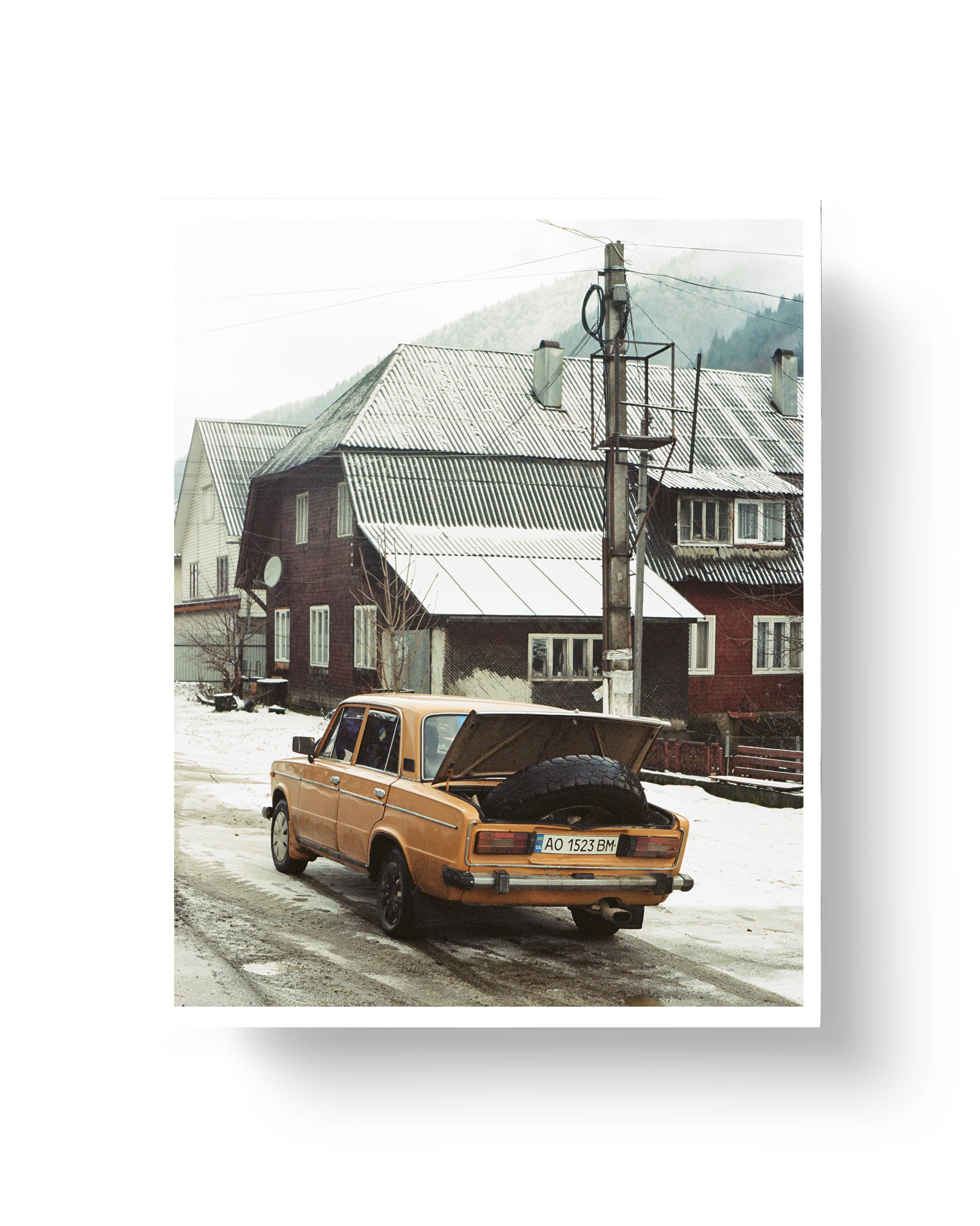 Lada mit Reifen "Das Tal der Vergessenen"